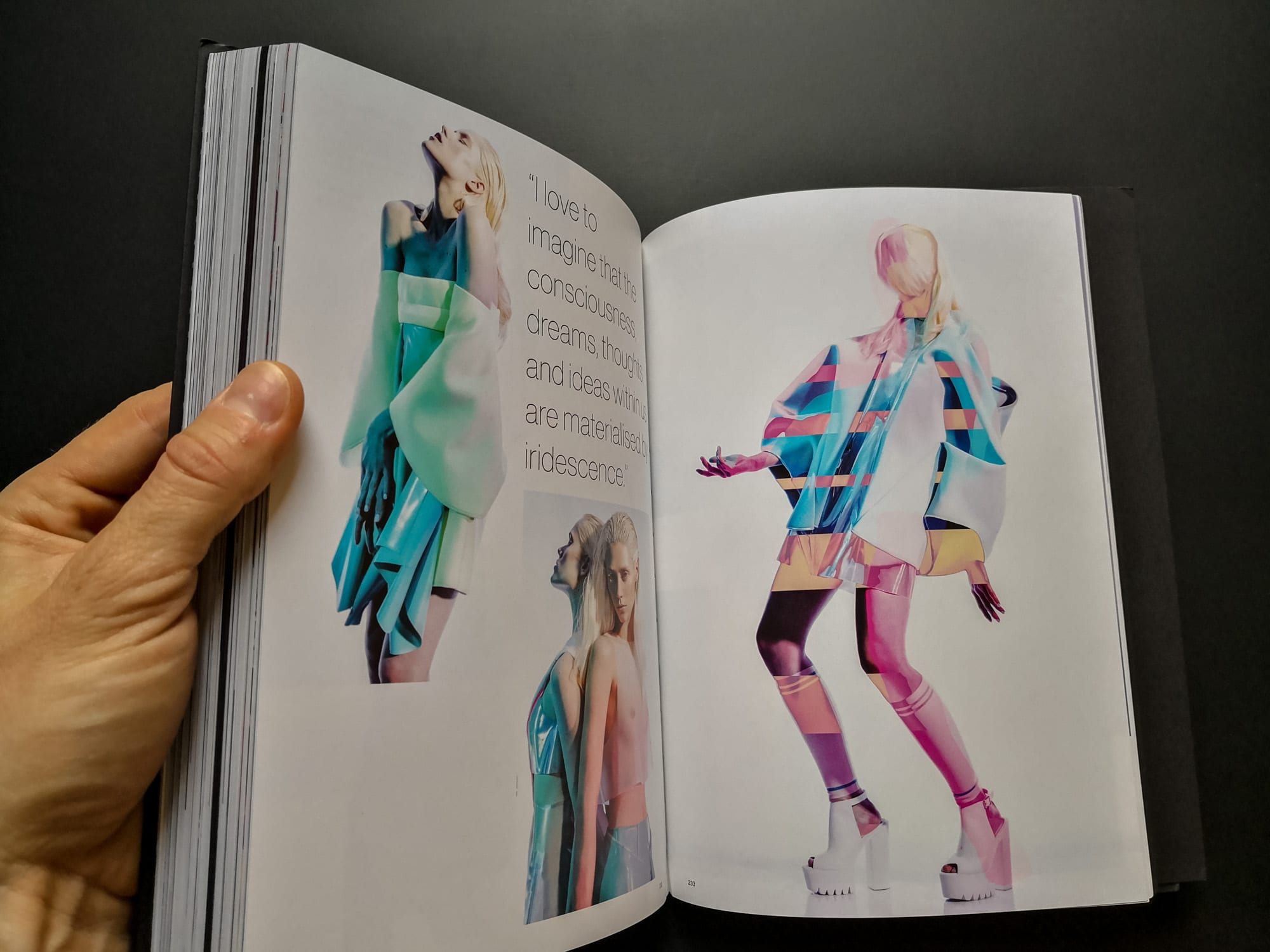 Design holographique dans le domaine de la Mode.